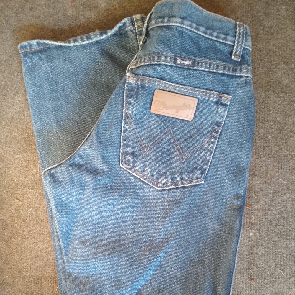 girls waist 28 inseam 31 Wrangler Blue jeans